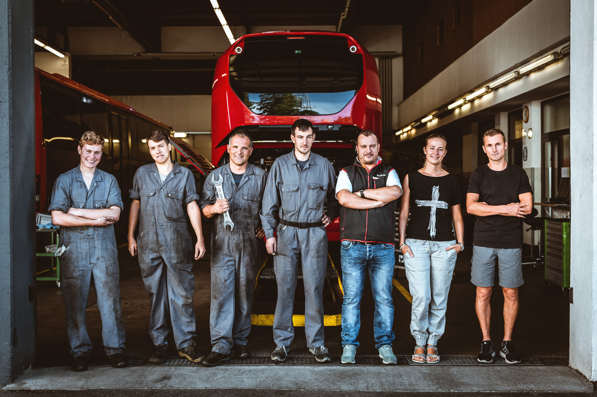 Das Team der Bus-Werkstatt Brixen vor einem Reisebus